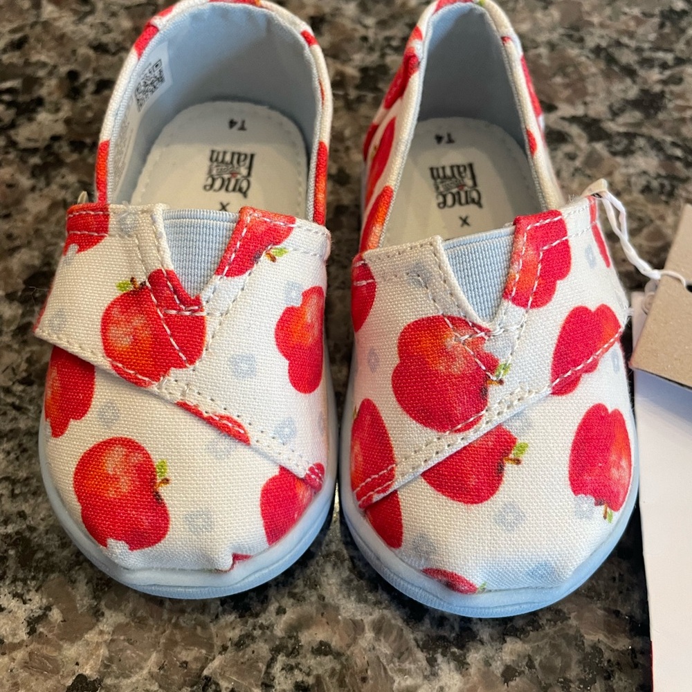 Tom’s Baby Once upon a Farm Apple Print  Shoes